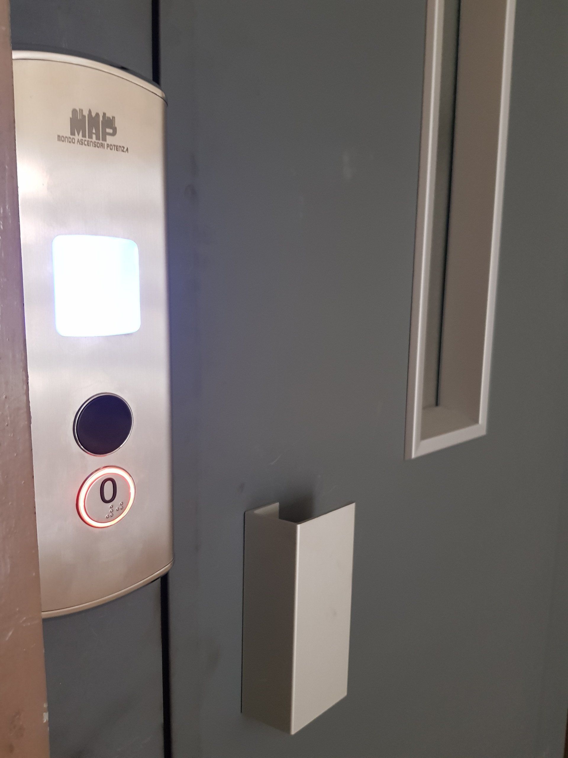 porta ascensore con pulsantiera per chiamata