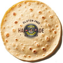 Tortilla artesanal sin gluten de Tazo Factory, circular, con marca en el medio.