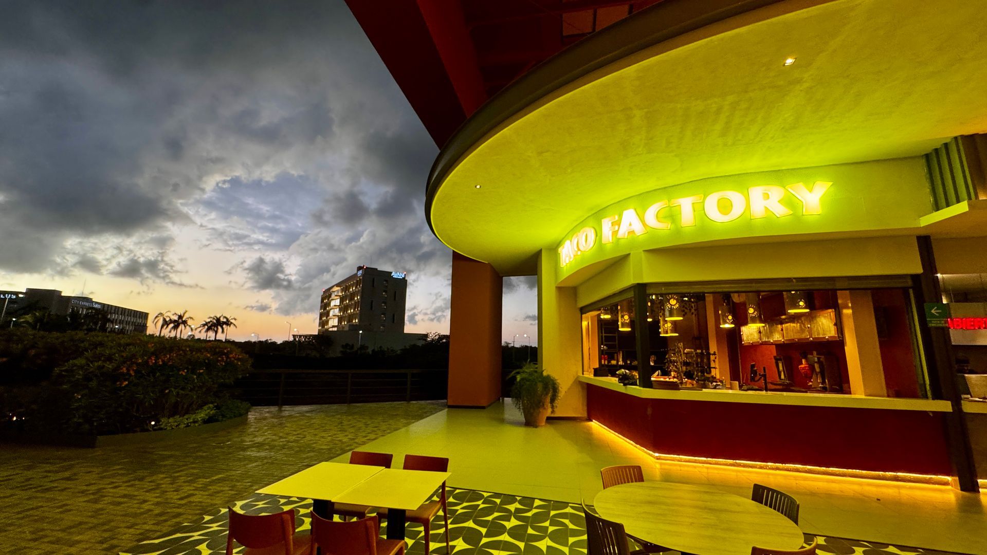 Restaurante con cartel amarillo 