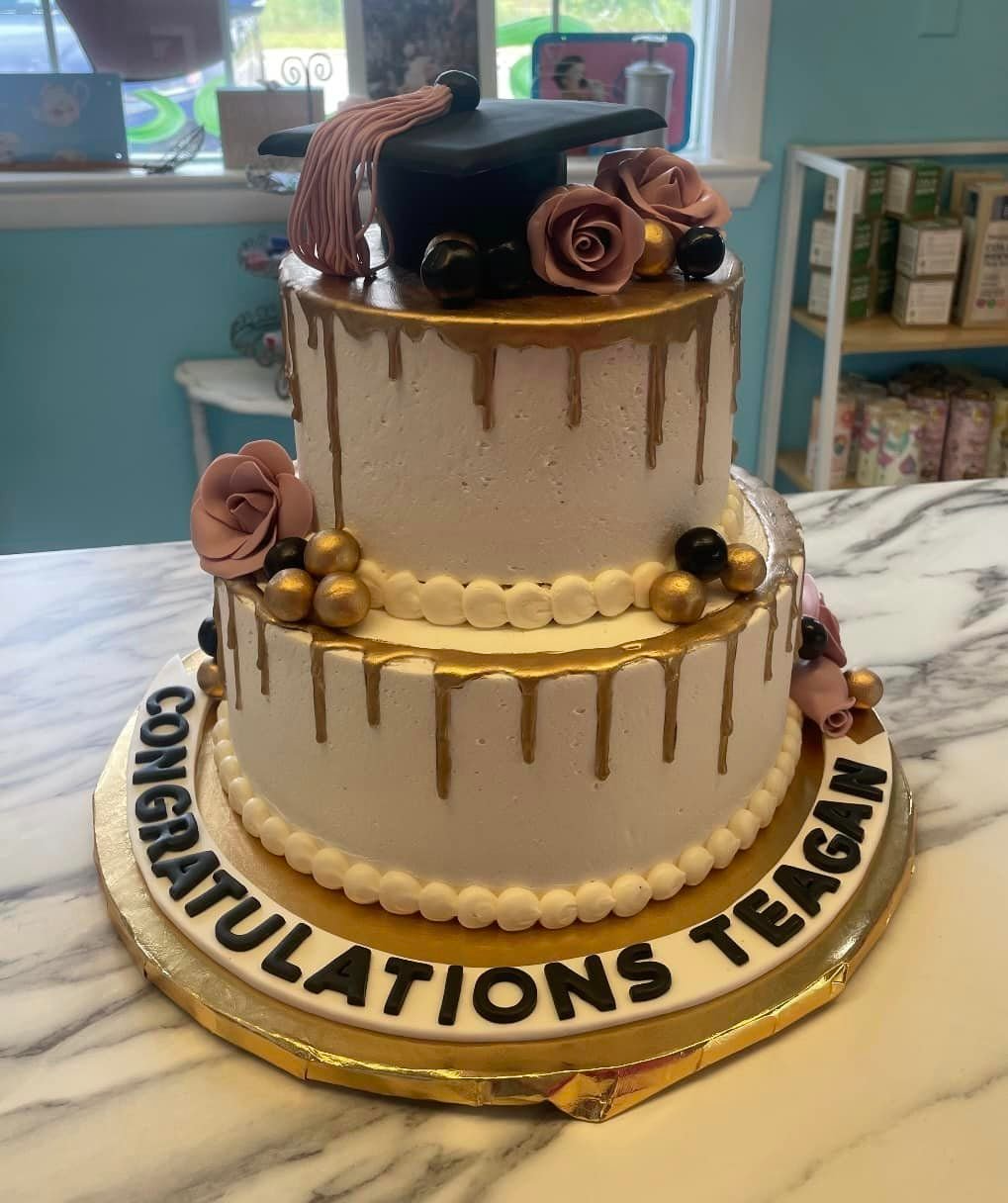 A cake with a graduation cap and tassel on top of it
