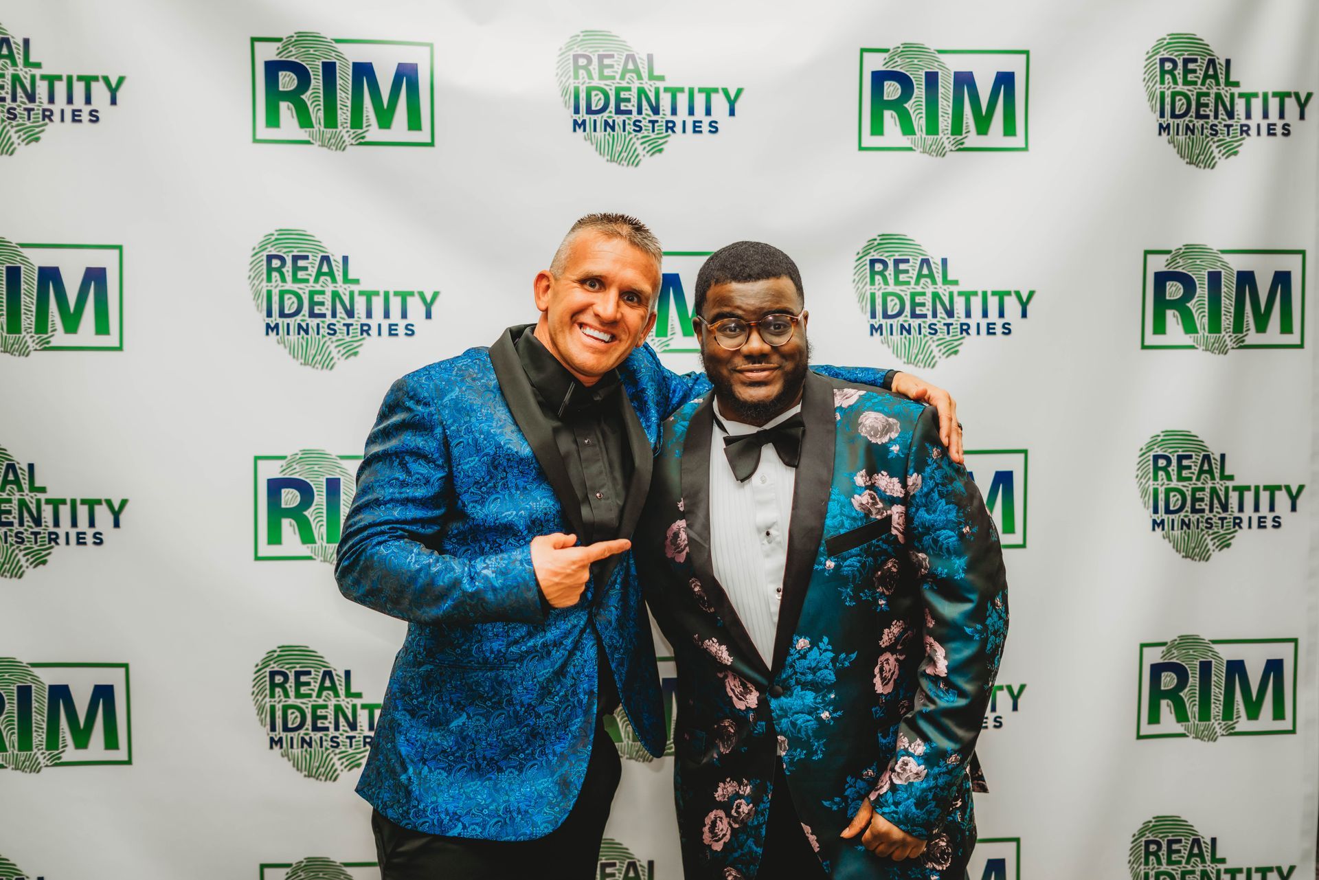 Real Identity Ministries sober soiree event photo shoot - group at the photo wall