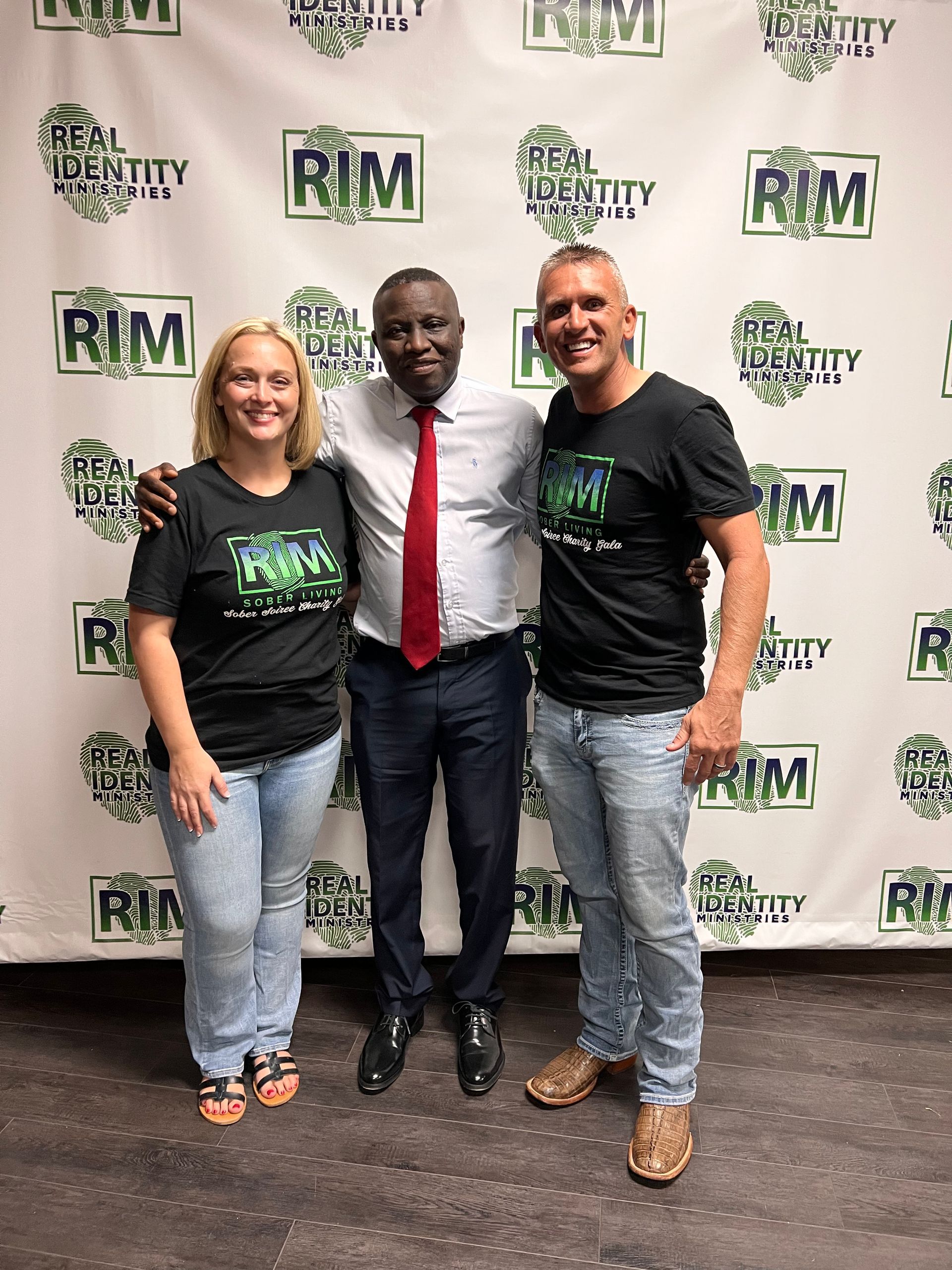 Real Identity Ministries sober soiree event photo shoot - group at the photo wall