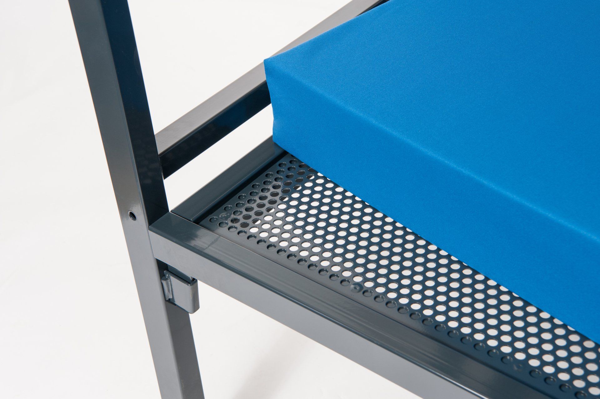 Flüchtlingsbett, Mengeu AG