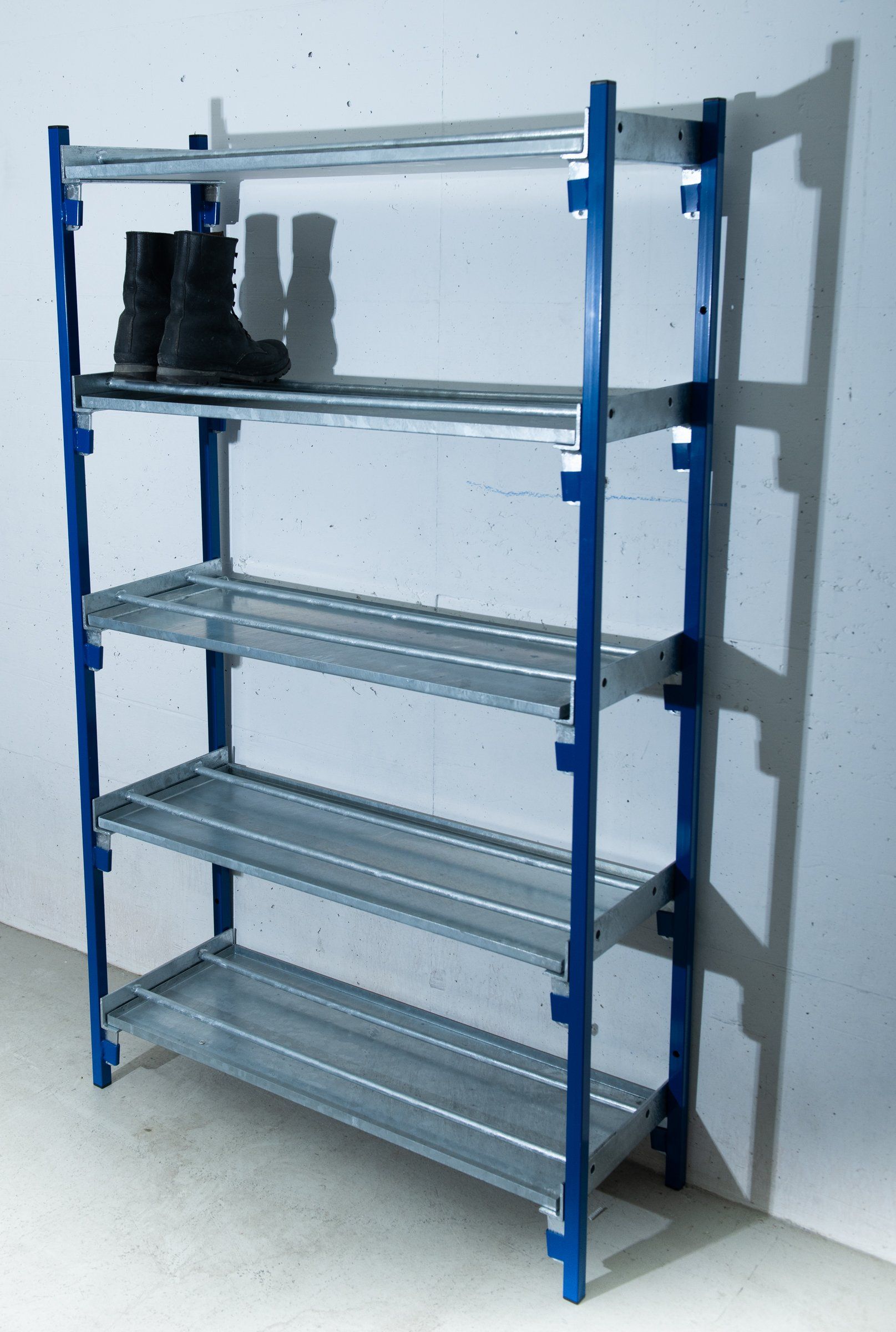 Gestelle und Regale für Militärunterkünfte, Zivilschutzanlagen, Migrationszentren, Berghütten und andere Massenlager