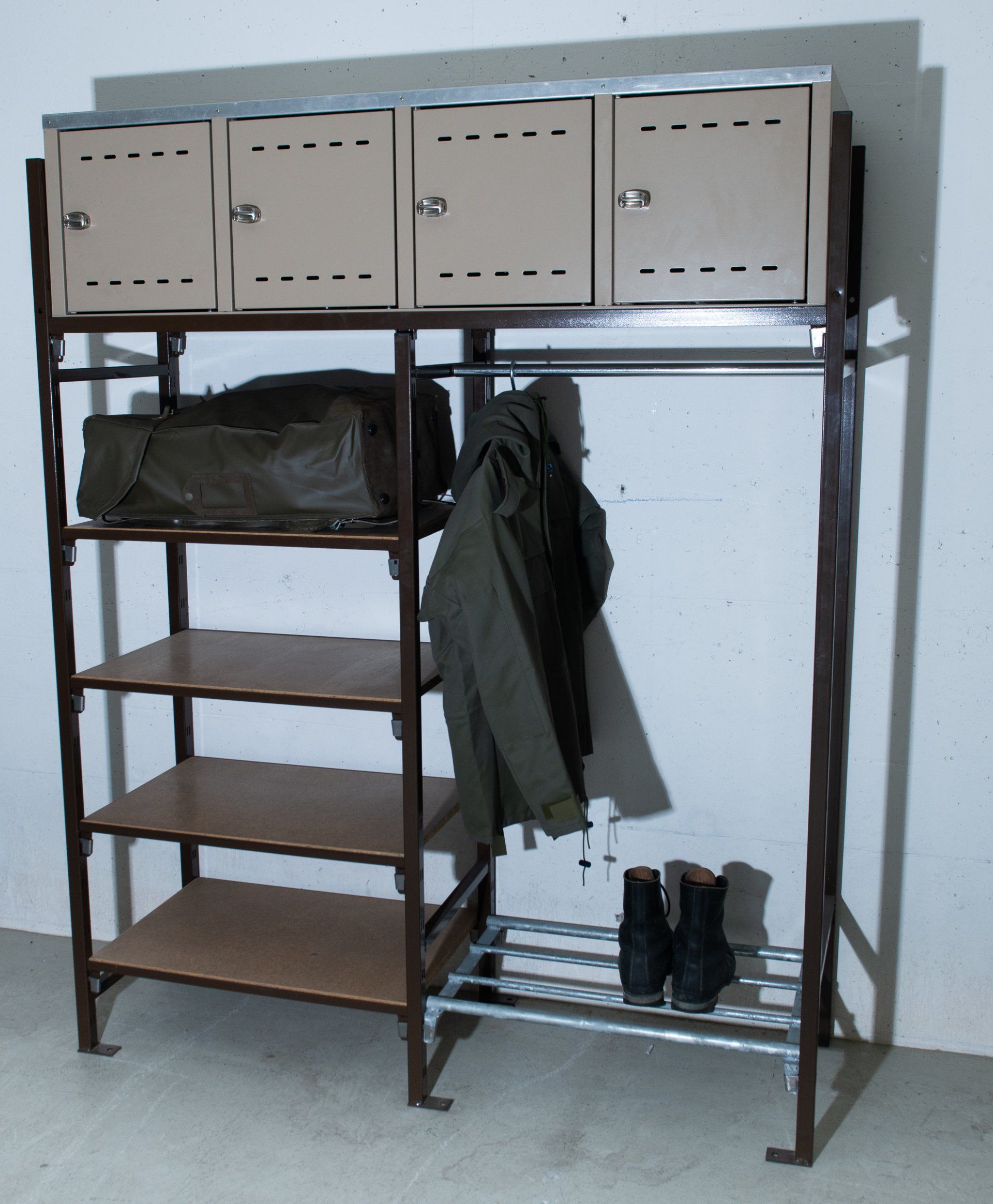 Gestelle und Regale für Militärunterkünfte, Zivilschutzanlagen, Migrationszentren, Berghütten und andere Massenlager