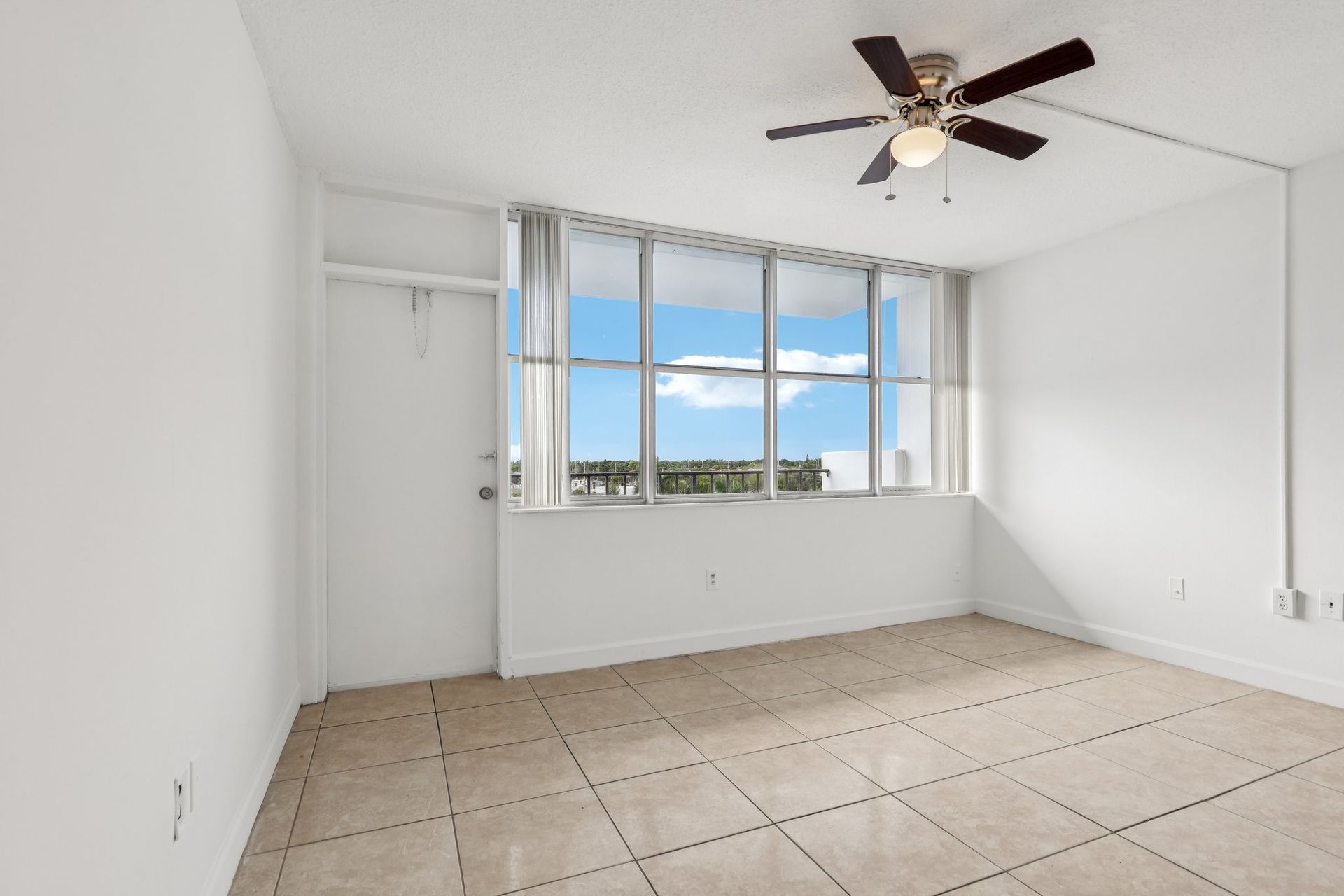 1 bed 1.5 bath apartment in Miami