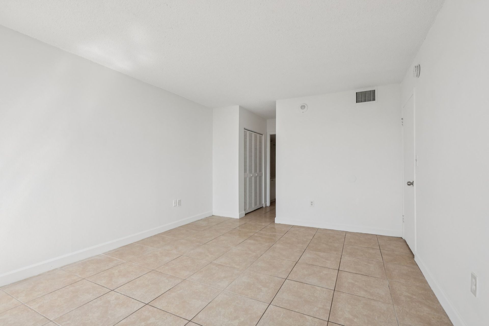 1 bed 1.5 bath apartment in Miami