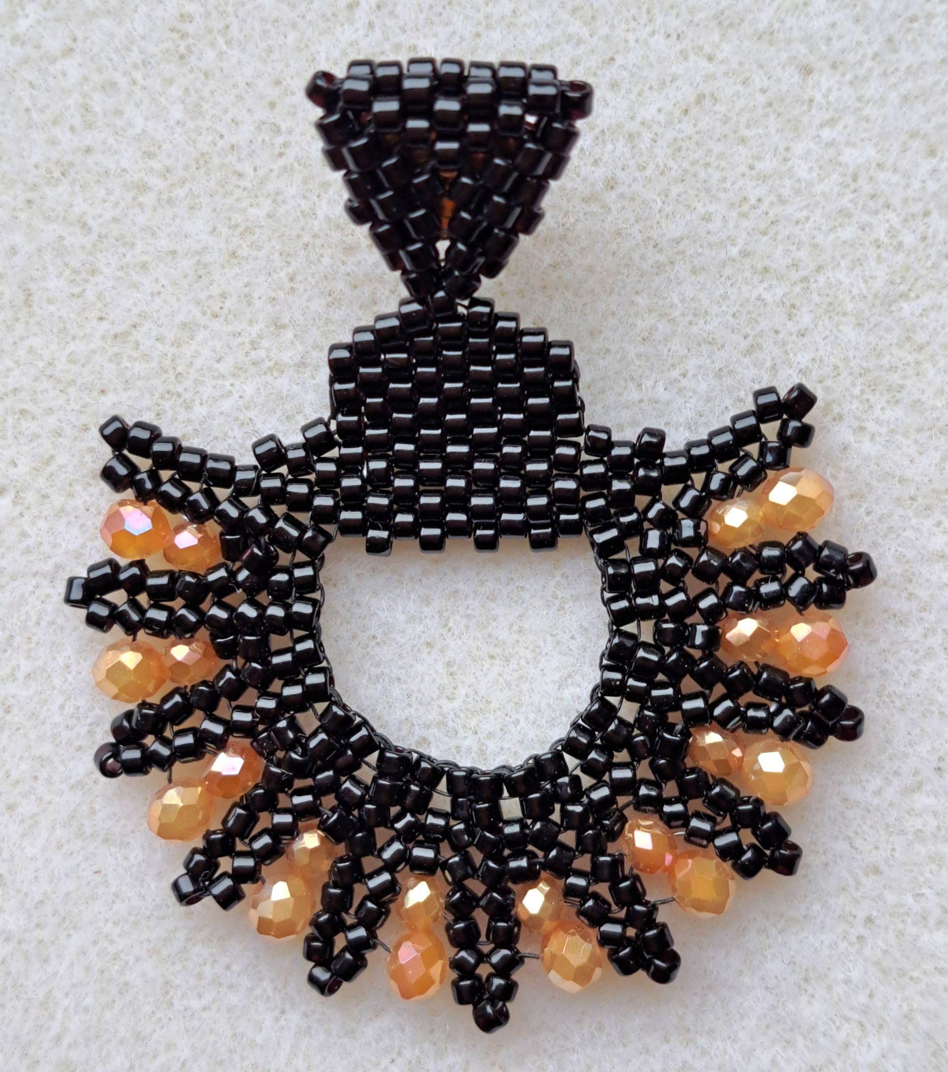 088 Oorbellen, zwart met donker goud