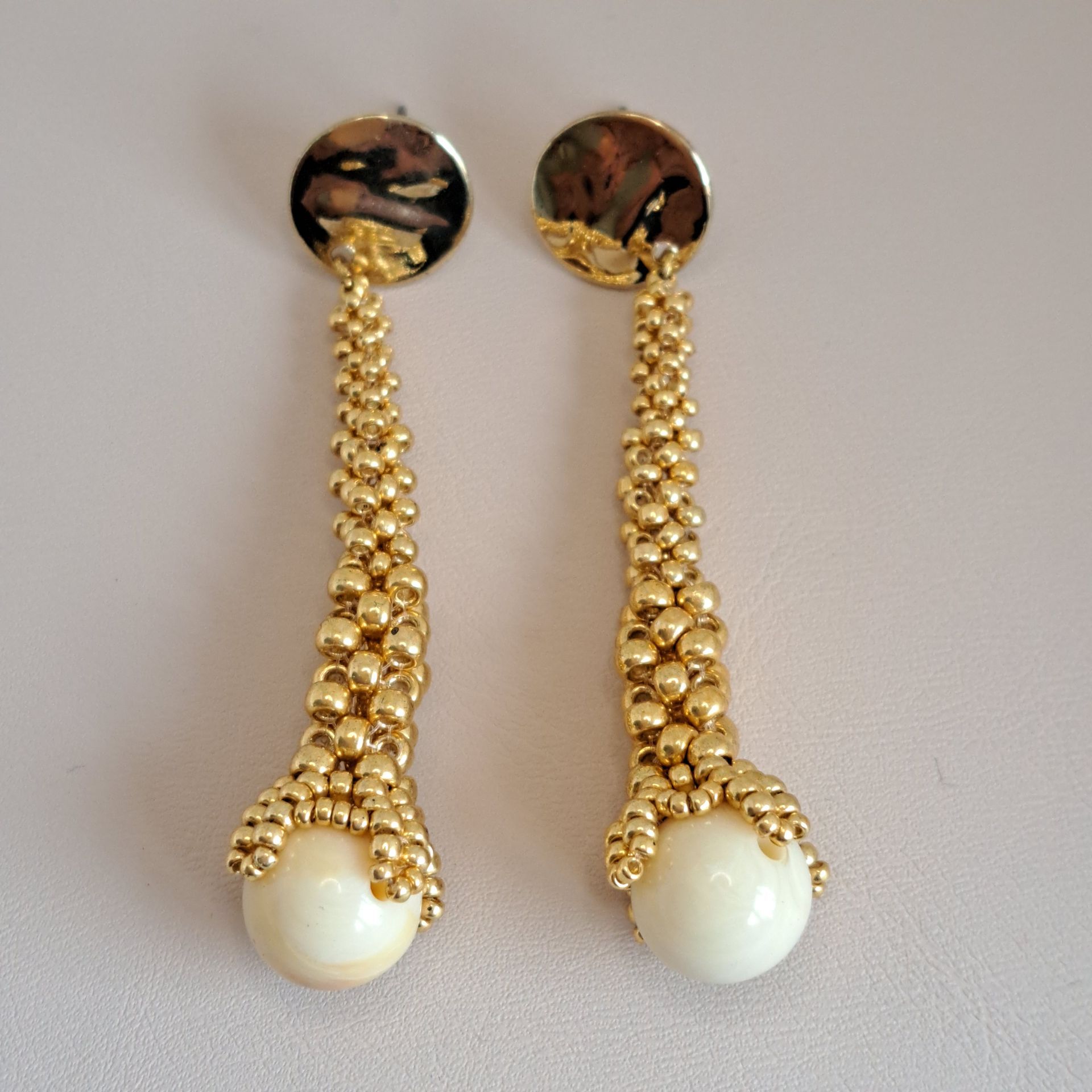 084 Oorbellen. Goud met Ivoor-look- bal