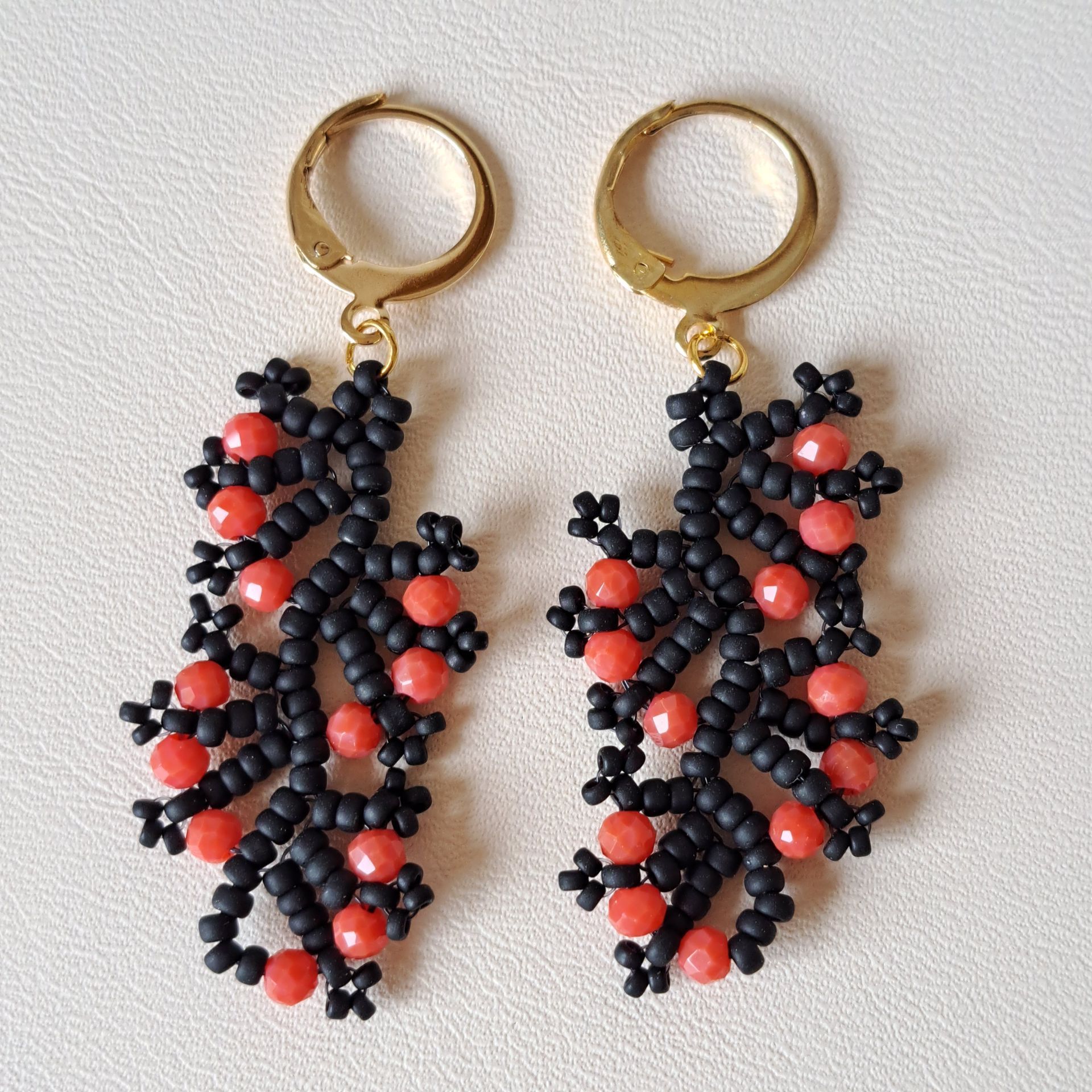 167 Oorbellen bloedkoraalkleur met matzwart