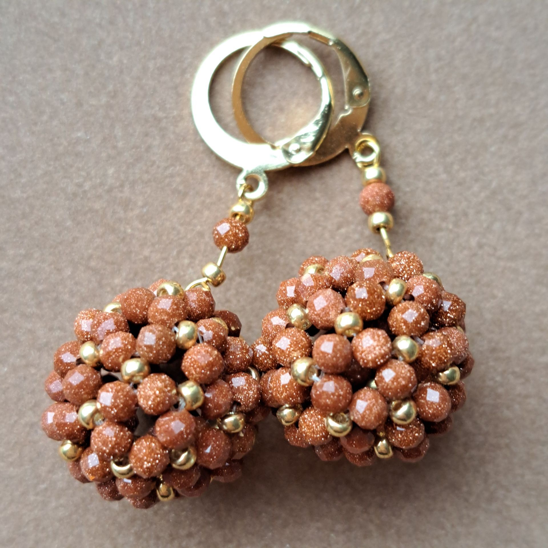 183, Oorbellen bruin bal