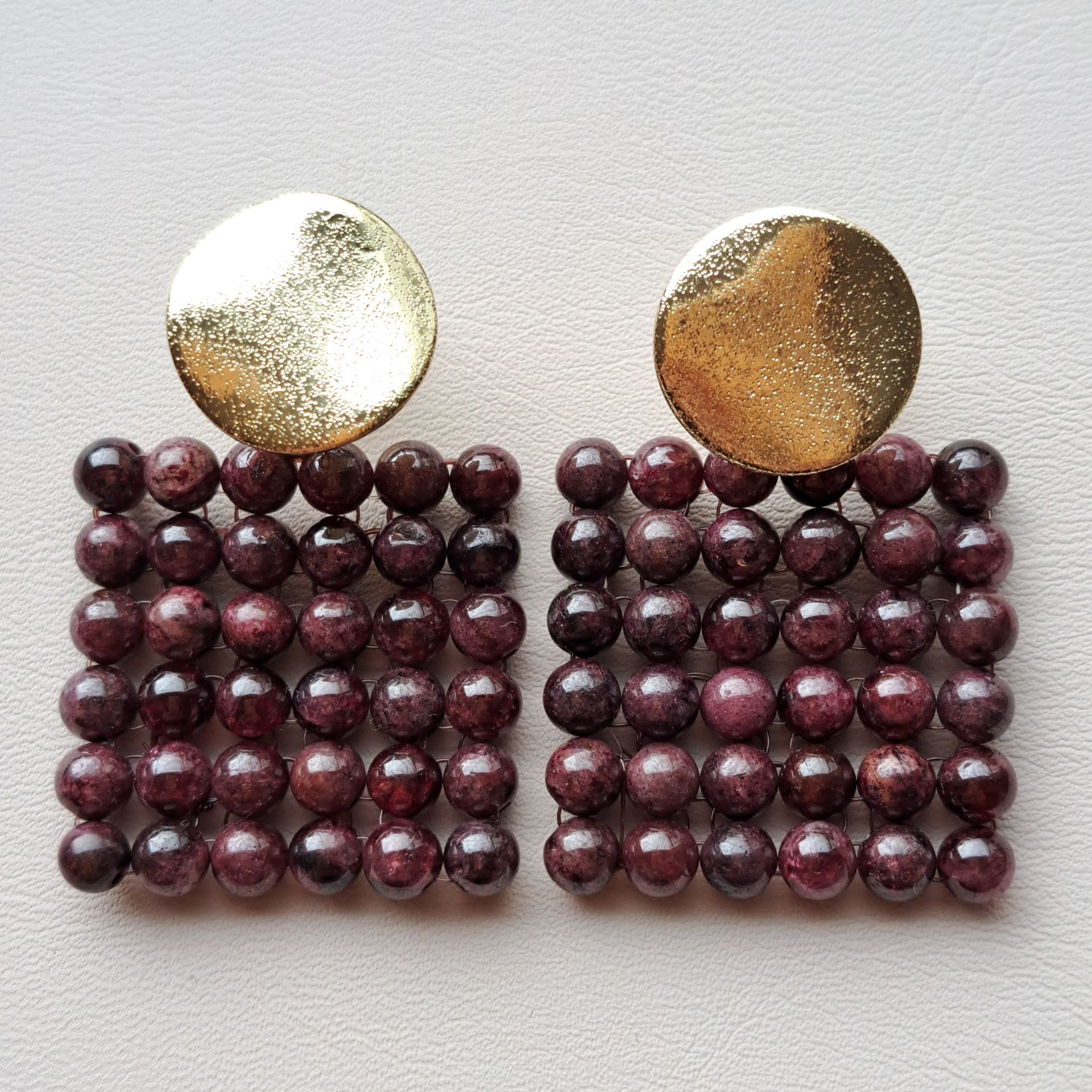 182, Oorbellen donkerrood vierkant