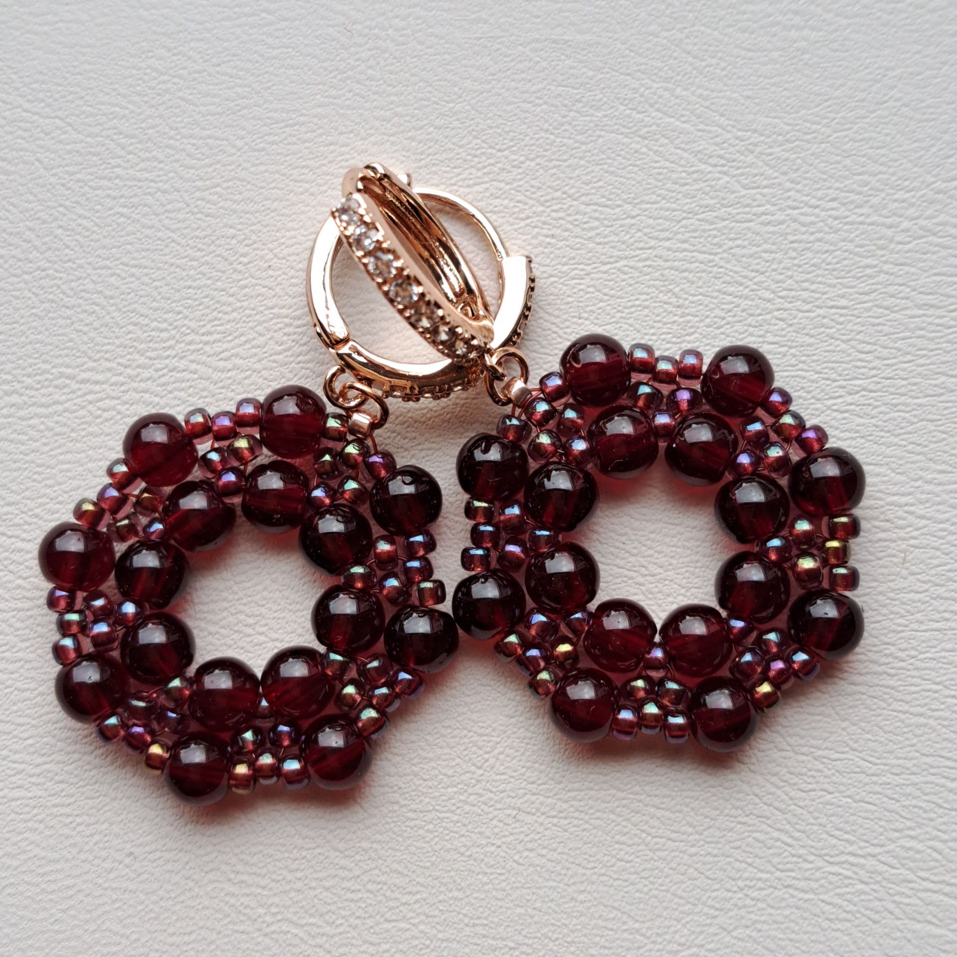 179, Oorbellen donkerrood bloem