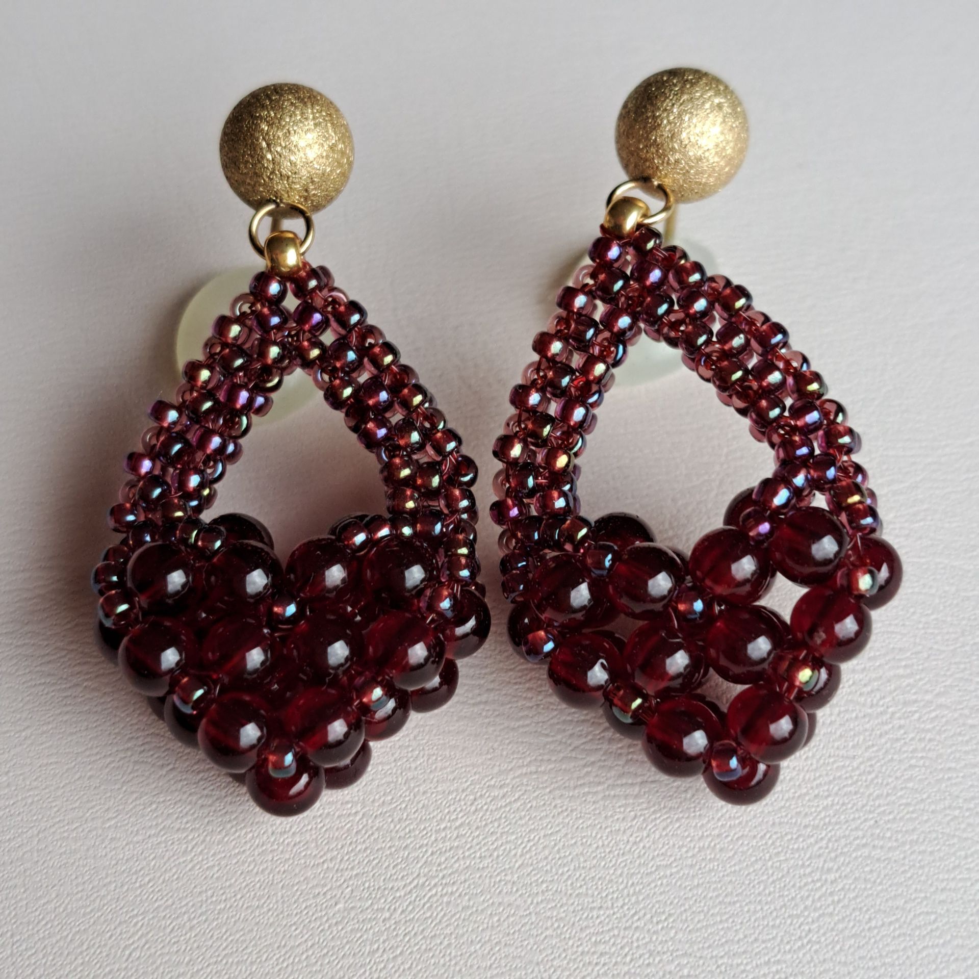 178, Oorbellen donkerrood ruit