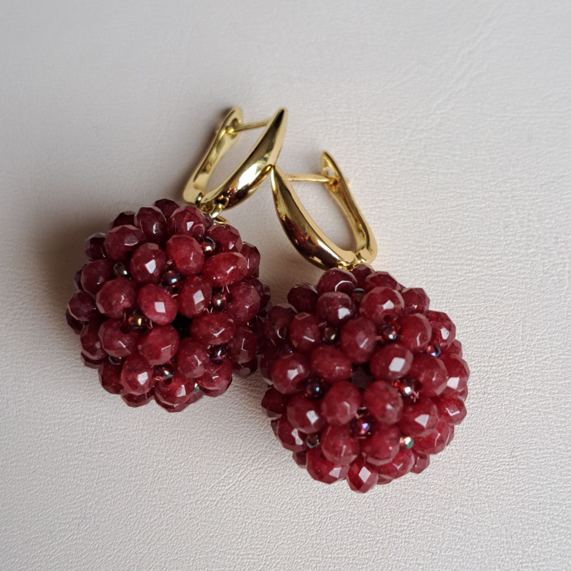 176, Oorbellen wijnrood bal