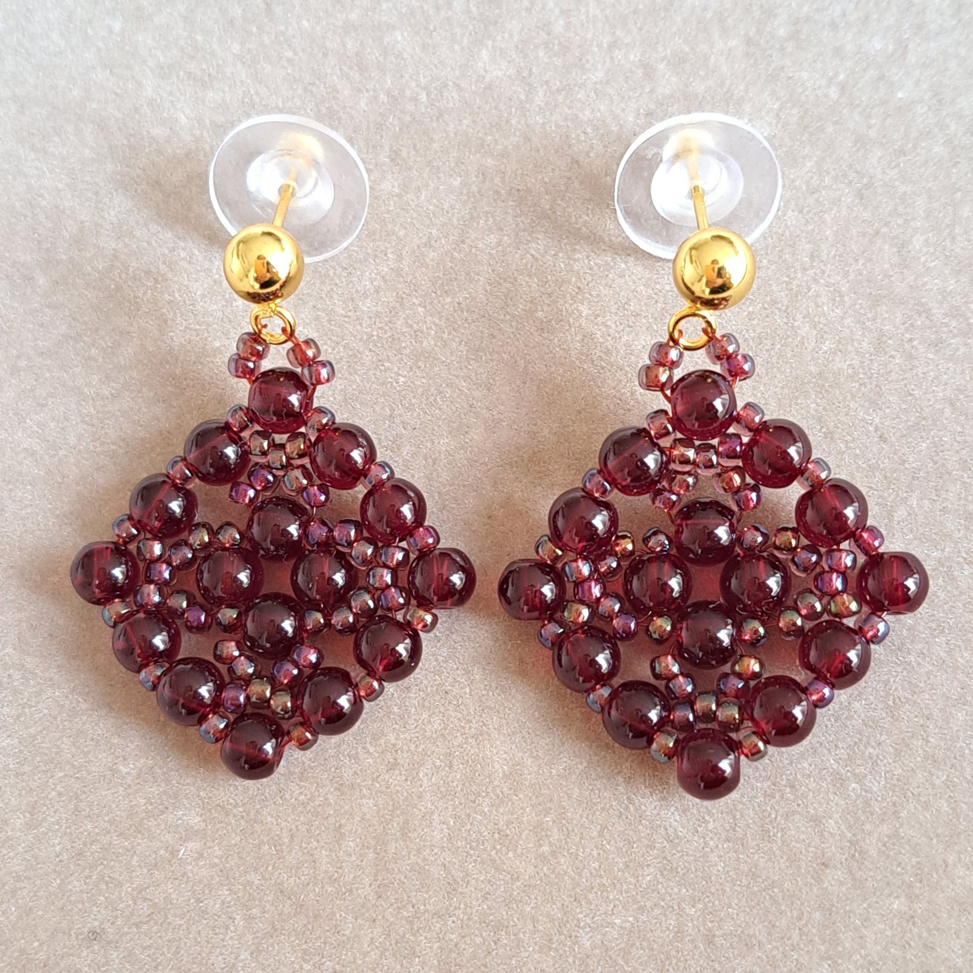 175, Oorbellen donker rood