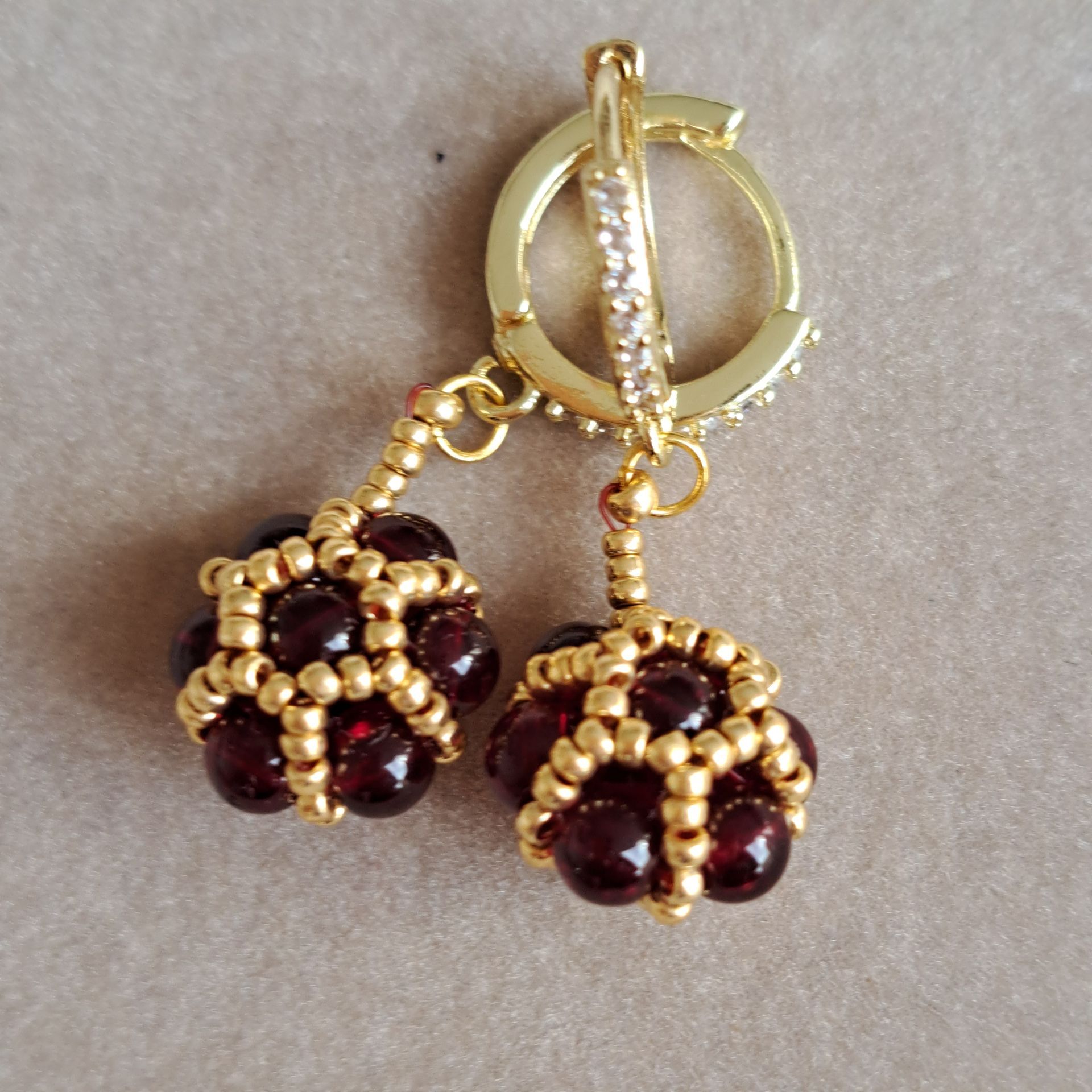 174, Oorbellen donker rood met goud