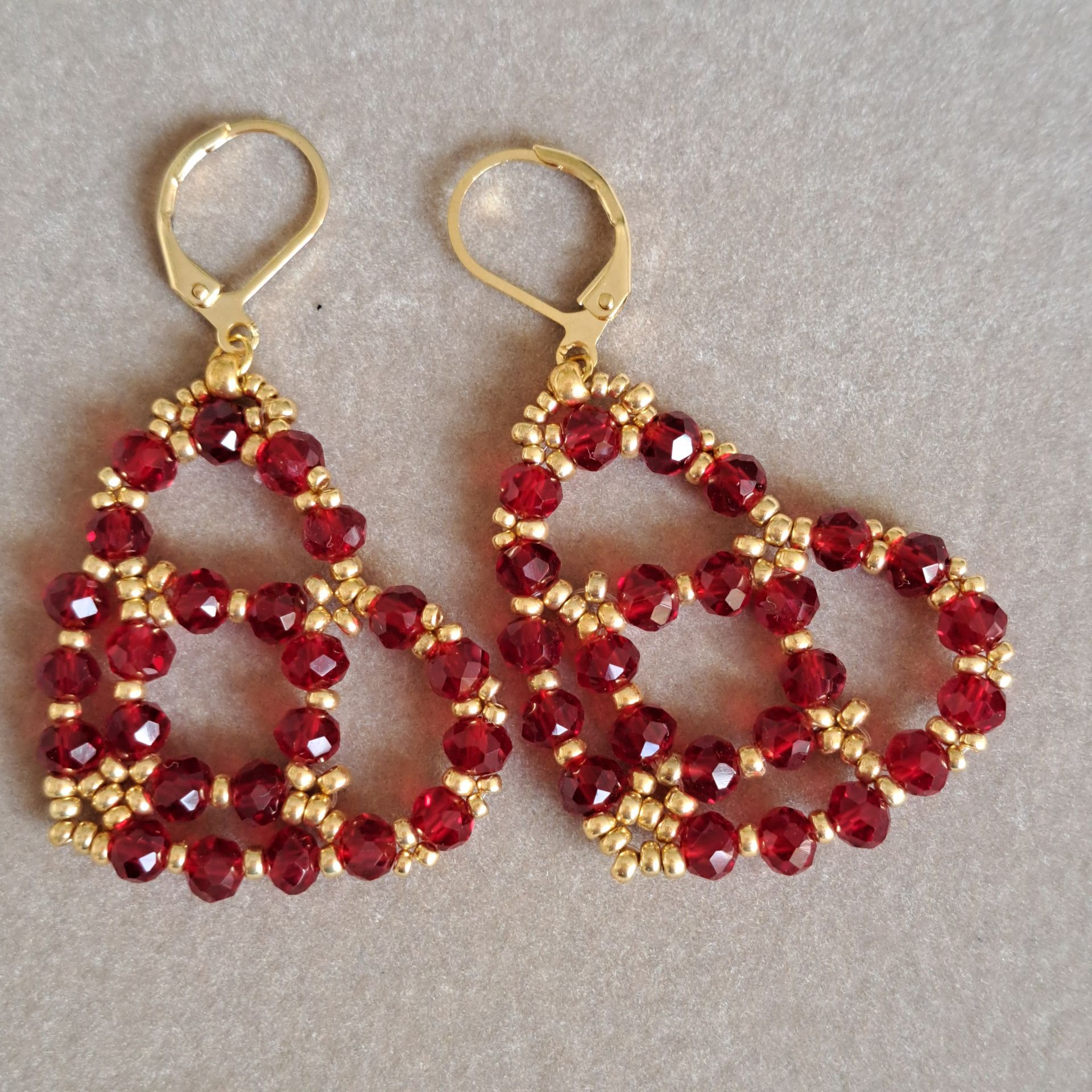 172 Oorbellen hartje, rood met goud