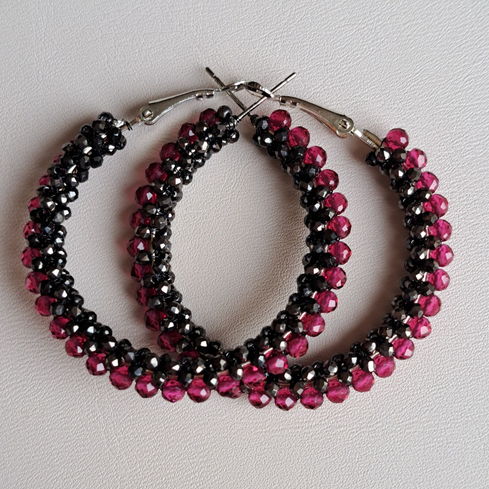 190, Oorbellen bruinzwart/cyclaam roze - Cirkel