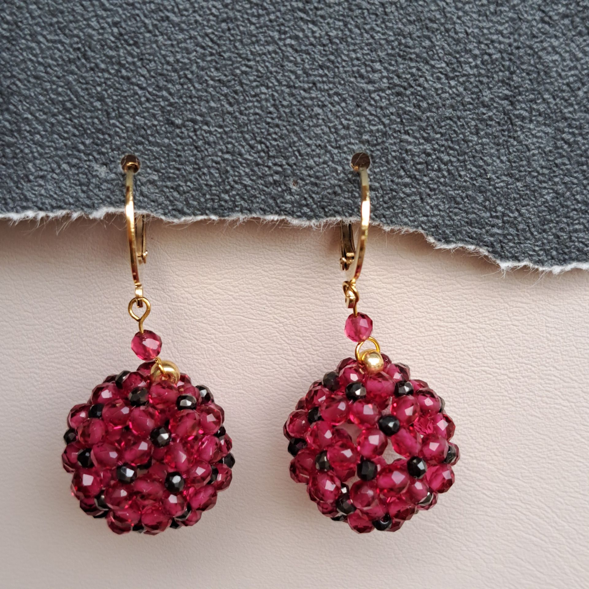 203, Oorbellen cyclaam rose-zwart - Bal