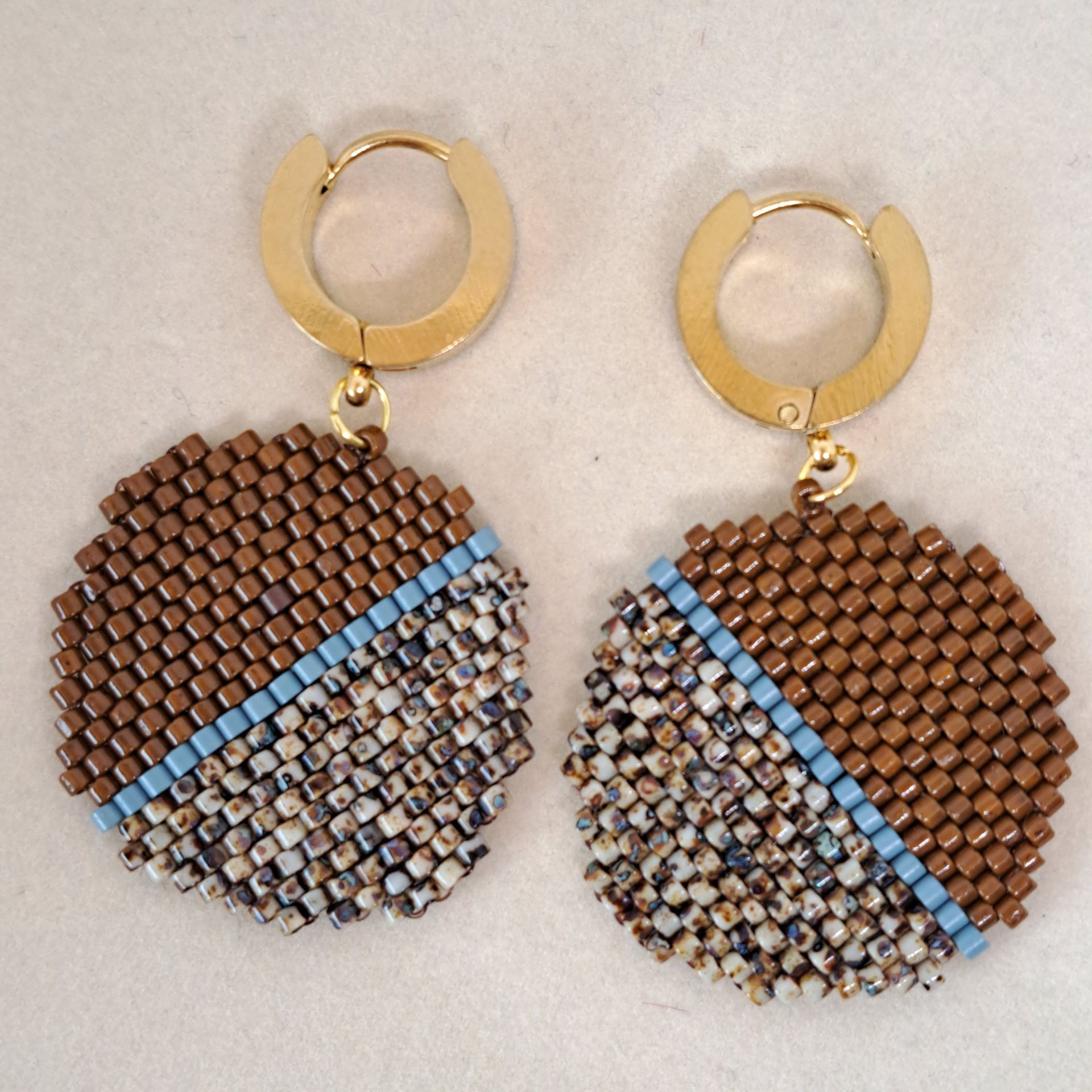 205 Oorbellen, bruin/blauw gemêleerd