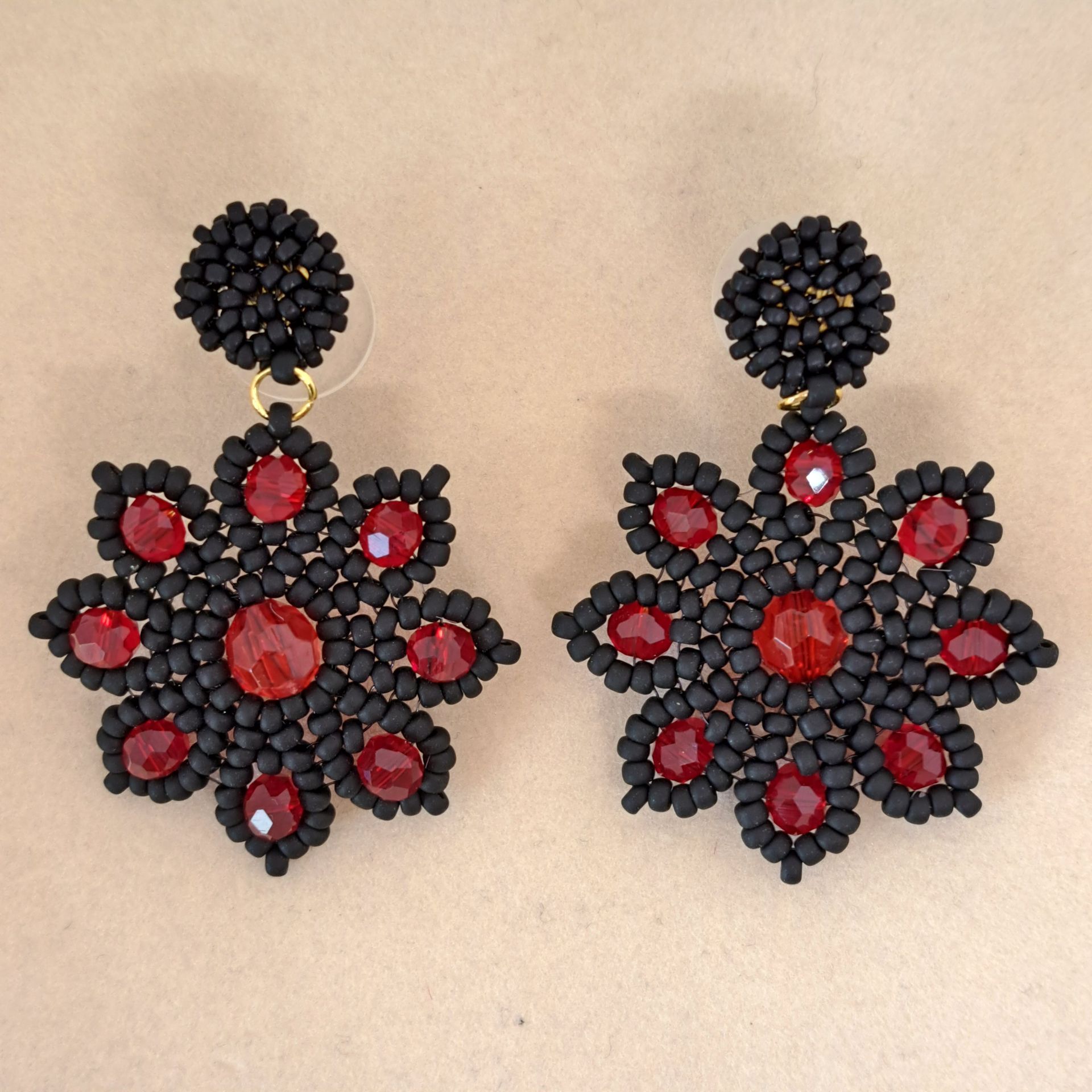 192, Oorbellen Kerstrood/mat zwart - Ster