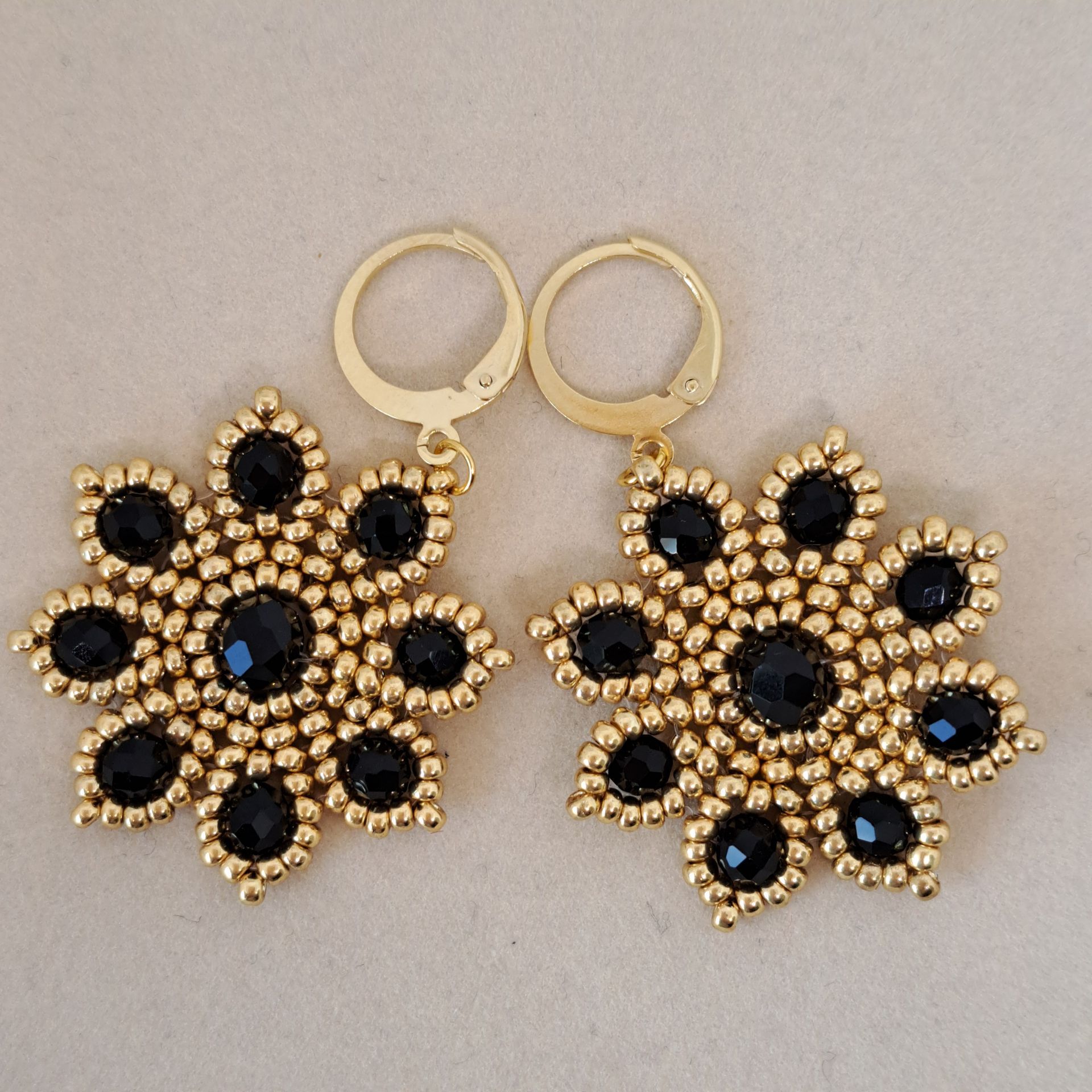 191, Oorbellen zwart met goud - Ster