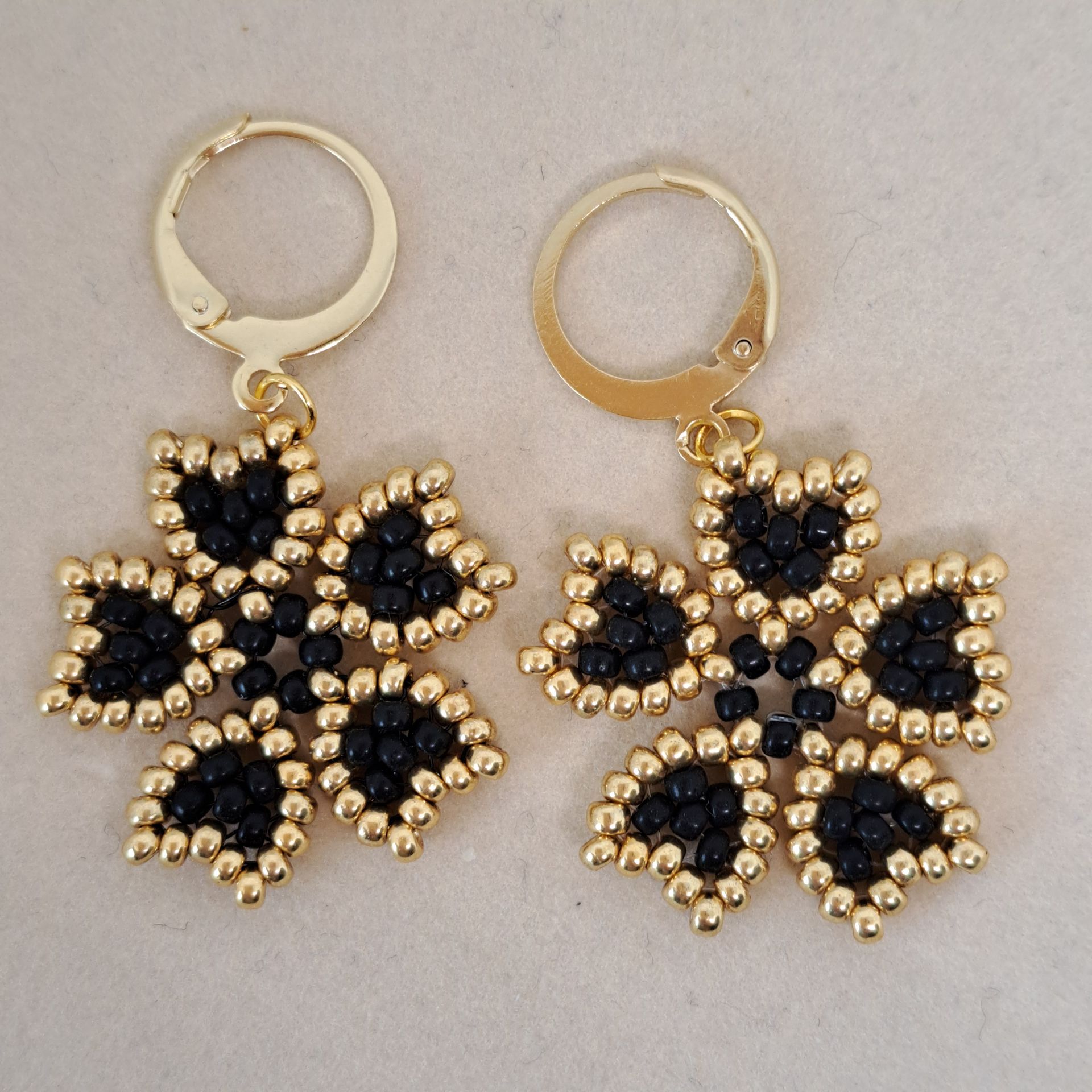 199, Oorbellen zwart met goud - Klavertje 5