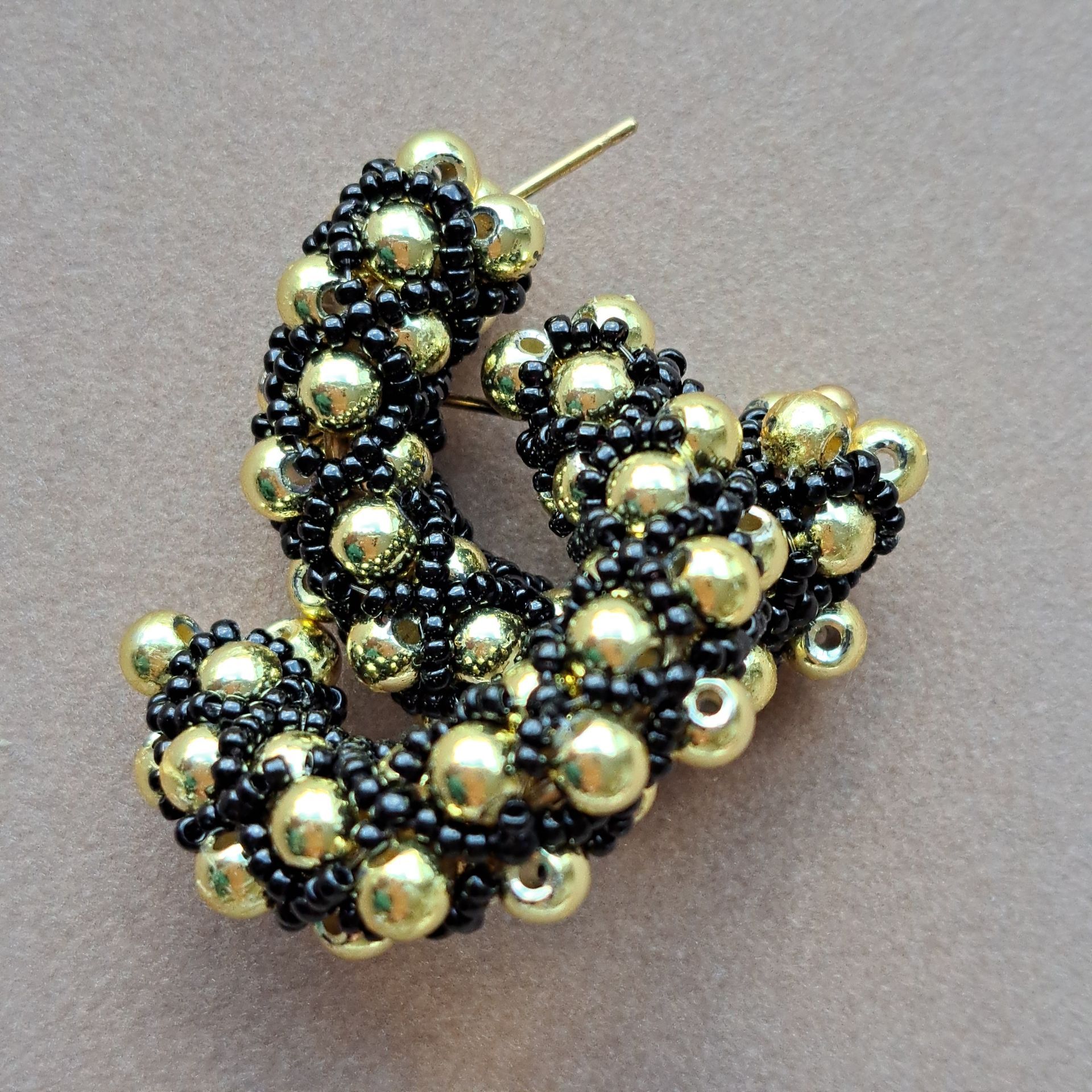 061 Oorbellen goud hematiet met zwart