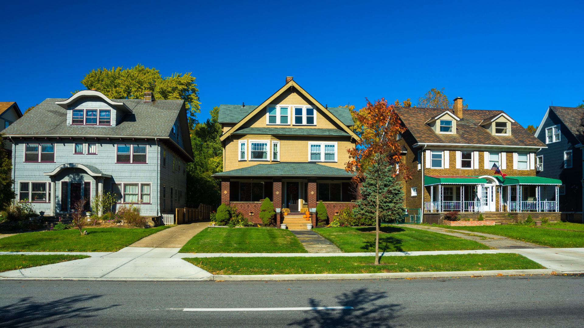 A row of houses are lined up on the side of a street.