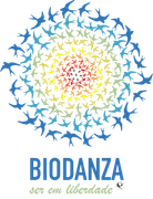 Vários pássaros em circulo, com a palavra Biodanza e em baixo Ser Em Liberdade