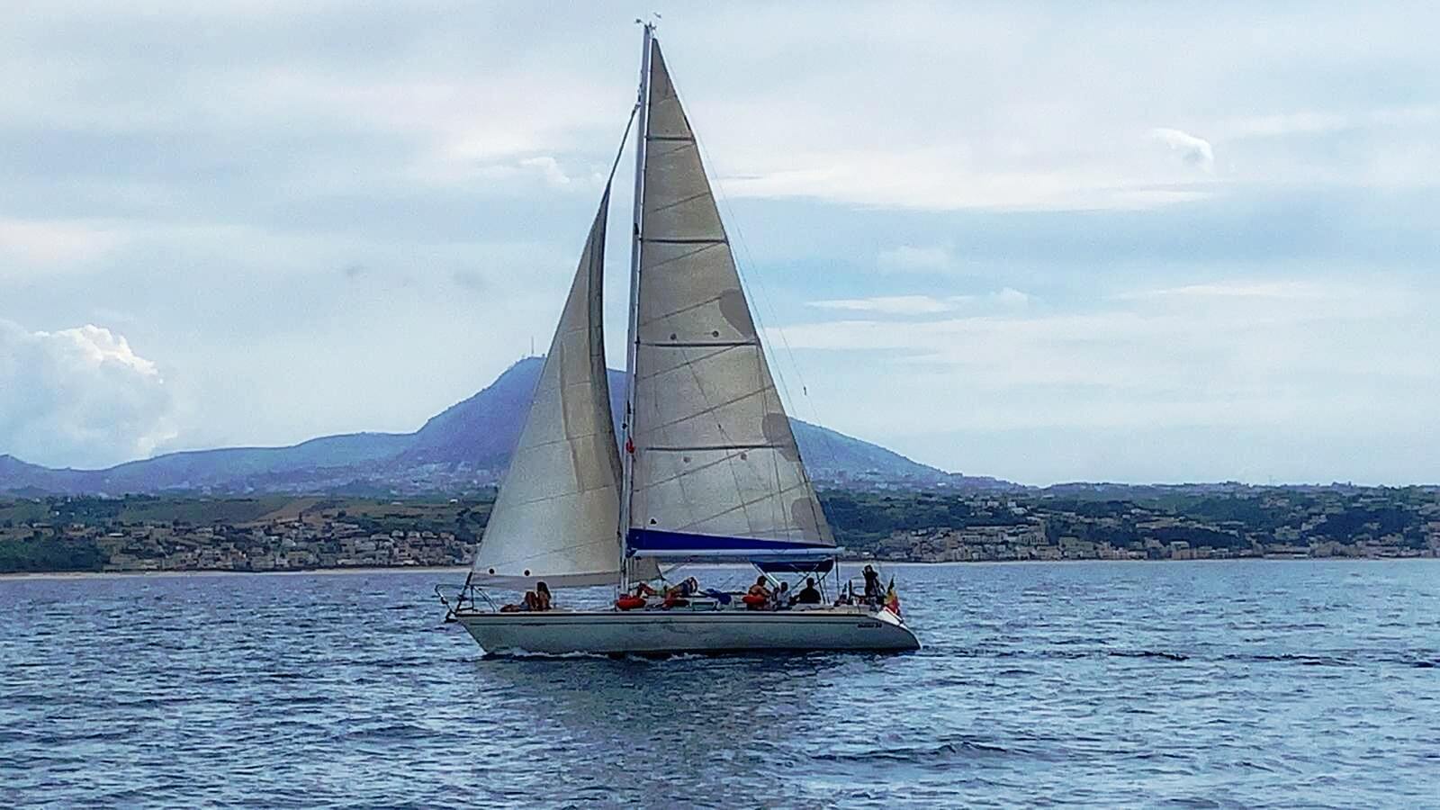 imbarcazione a vela in mare