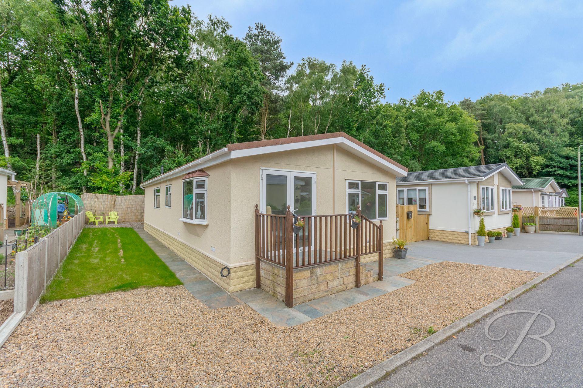 A group of mobile homes are sitting next to each other on a gravel road.