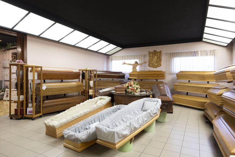 cofano in legno intagliato