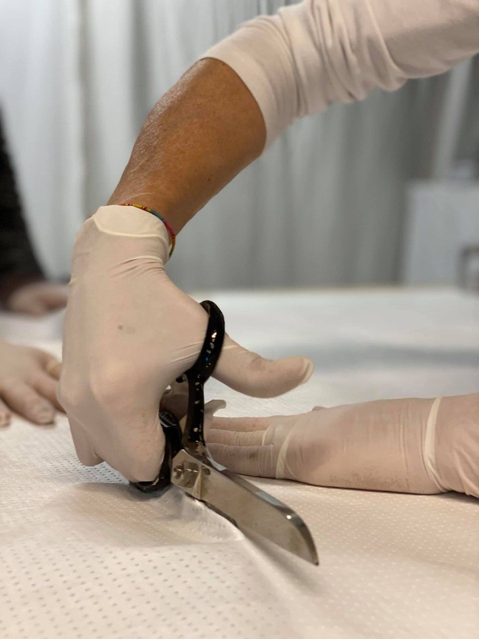 artigiani mentre realizzano un tessuto