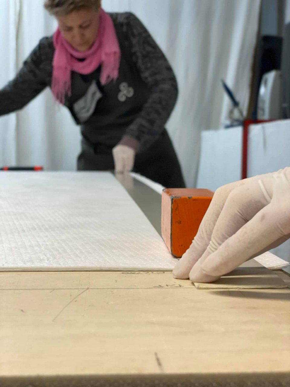 artigiana mentre lavora su una imbarcazione