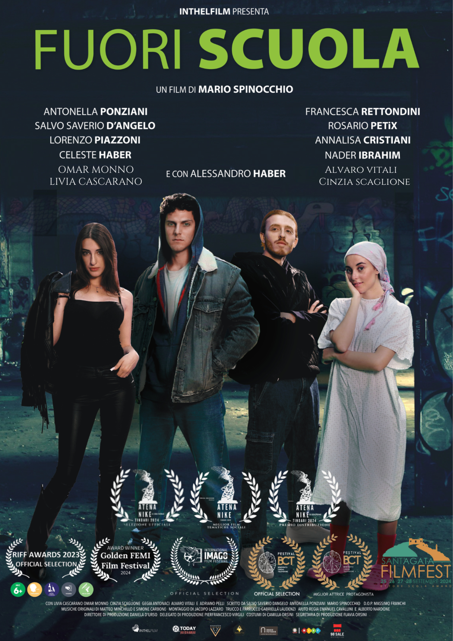 Locandina del film "Fuori Scuola" che ritrae quattro persone in posa su uno sfondo urbano scuro, con delle corone d'alloro come premi.