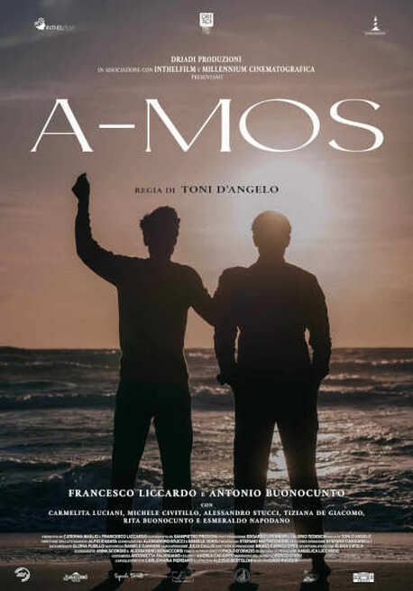 Locandina cinematografica che mostra le silhouette di due persone in piedi su una spiaggia al tramonto, con il titolo "A-MOS" sopra di esse.