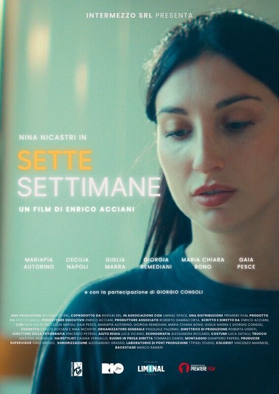 Locandina cinematografica raffigurante una persona che guarda in basso, con sovrapposto il titolo "SETTE SETTIMANE" e i crediti di produzione.