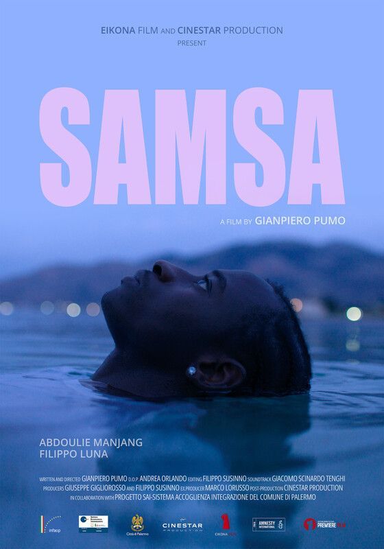 Locandina del film "Samsa" che mostra la testa di una persona immersa nell'acqua al crepuscolo, con le montagne sullo sfondo.