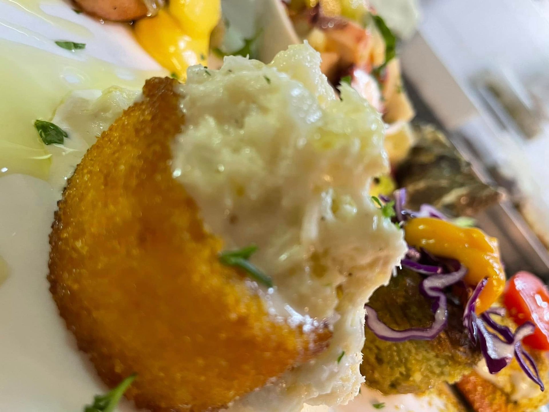 Un primo piano di un piatto di cibo da cui si è preso un morso.