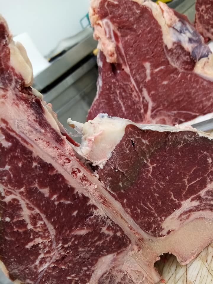 Primo piano di un pezzo di carne su un tagliere.