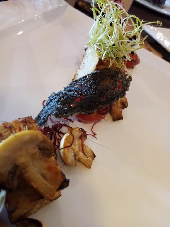 Un primo piano di un piatto di cibo su un tavolo