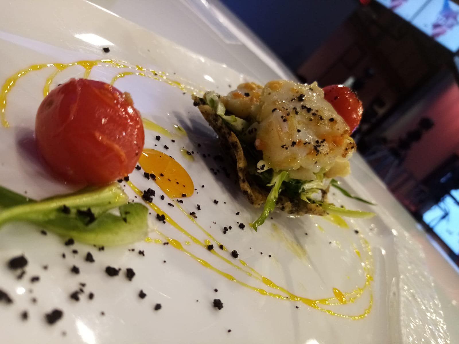 Un primo piano di un piatto di cibo con un pomodoro sopra