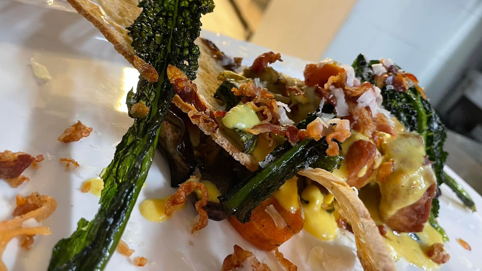 Un primo piano di un piatto di cibo con broccoli e pancetta