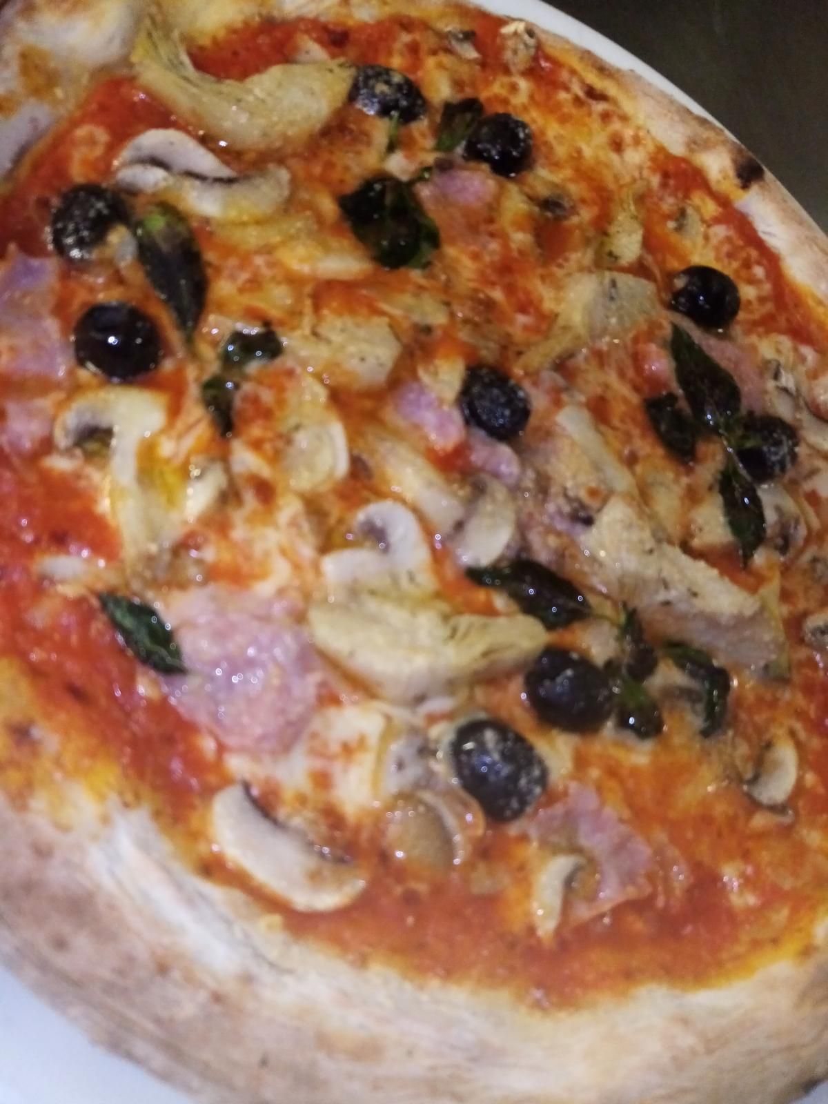 Una pizza con un sacco di condimenti sopra