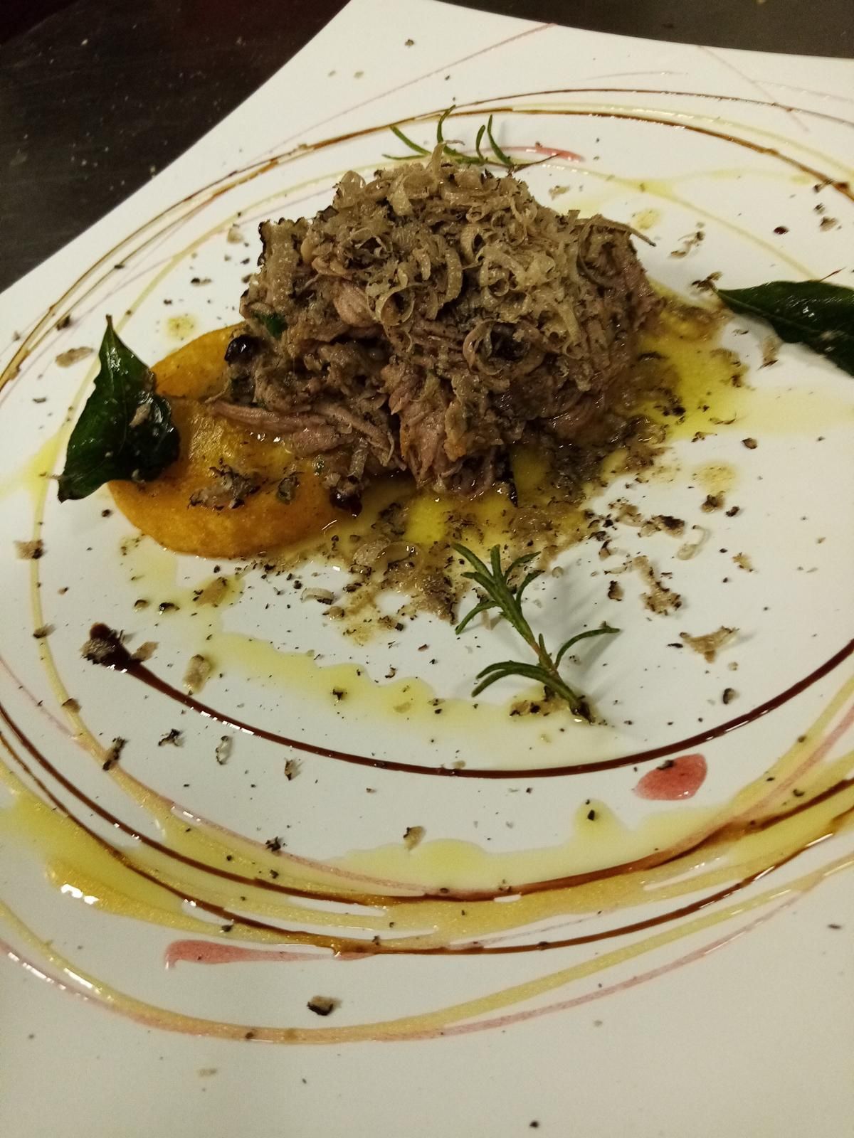 Un primo piano di un piatto di cibo su un tavolo