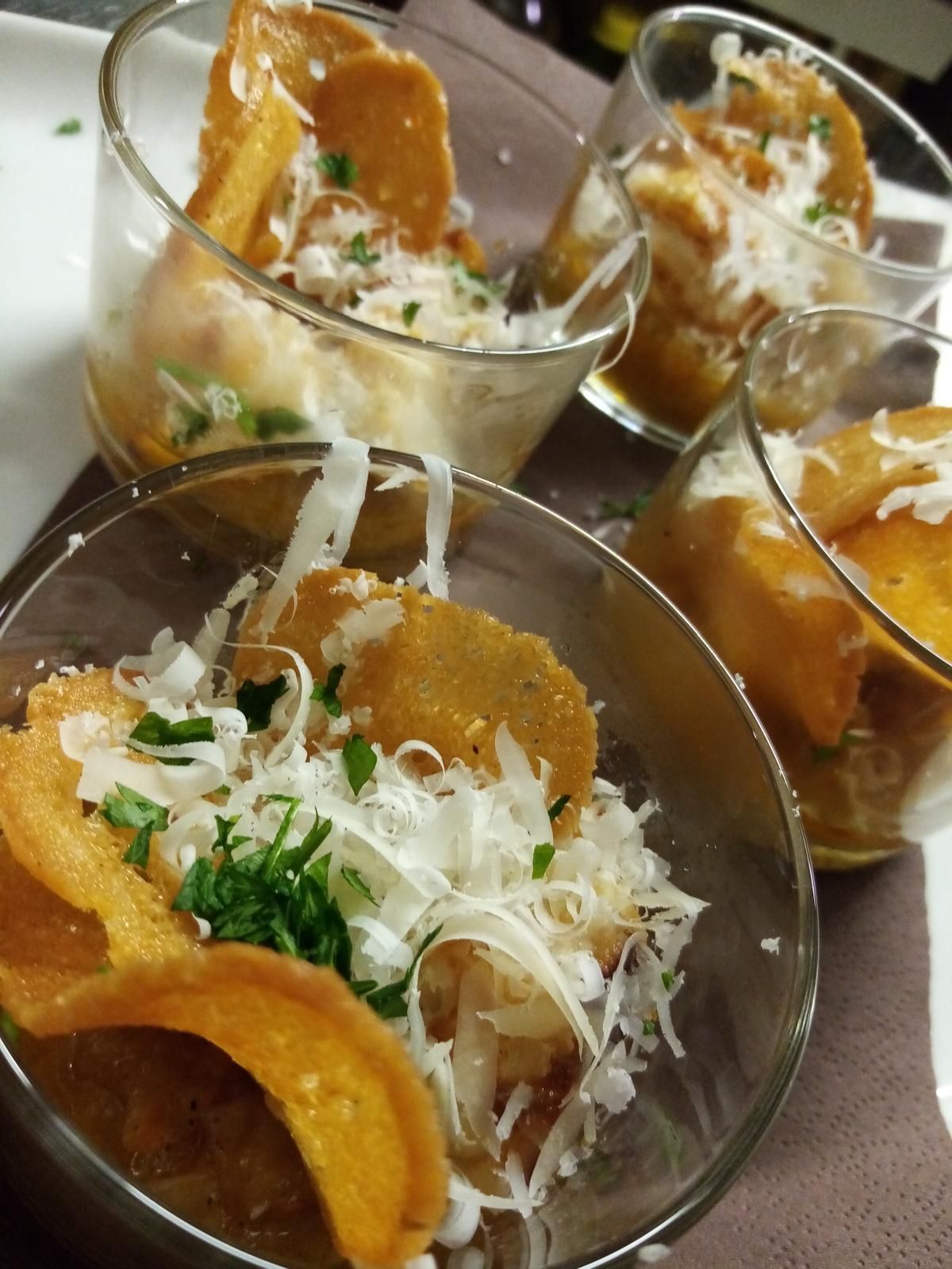 Un primo piano di tre ciotole di cibo su un tavolo