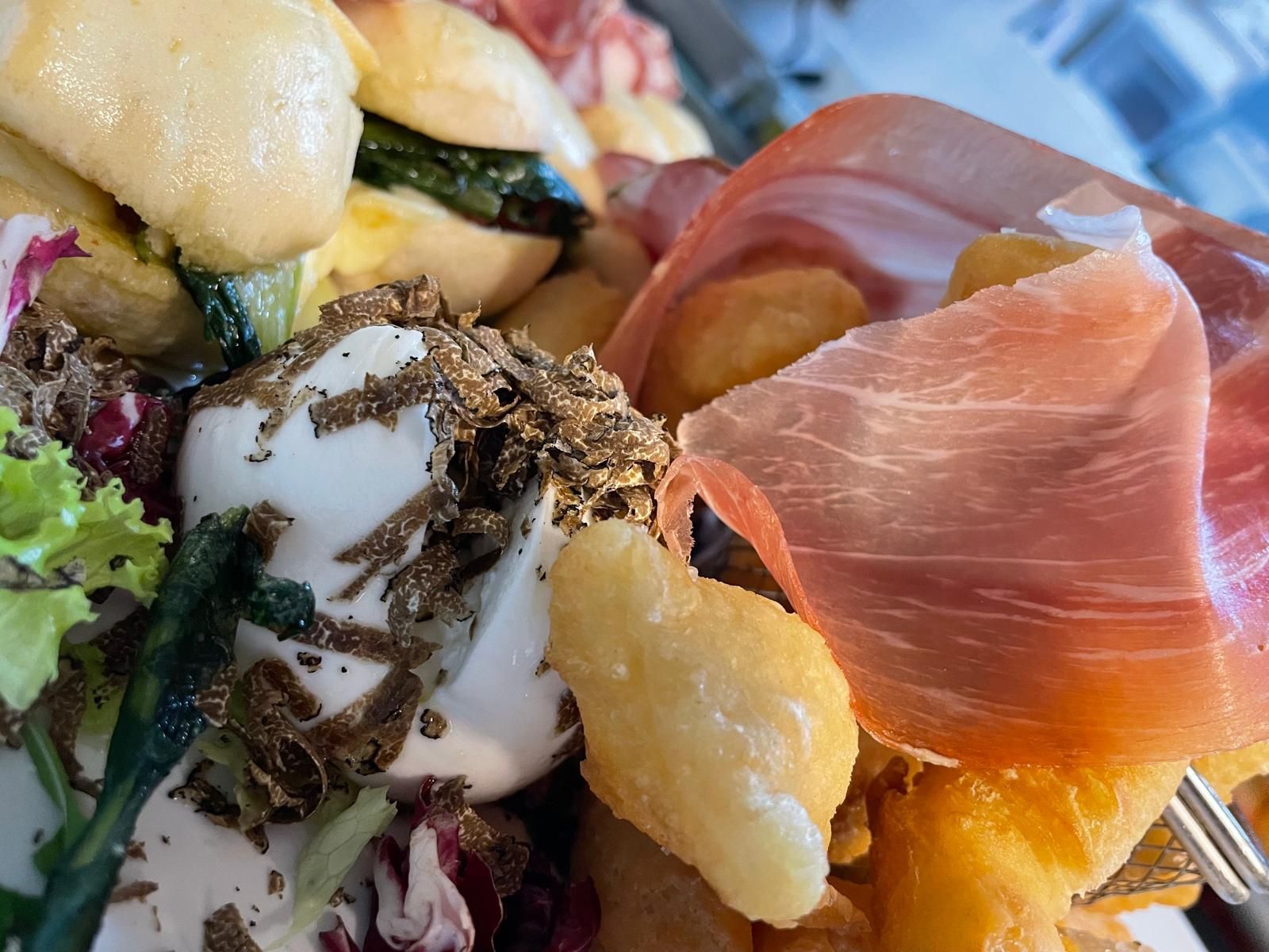Un primo piano di un piatto di cibo con carne e verdure.