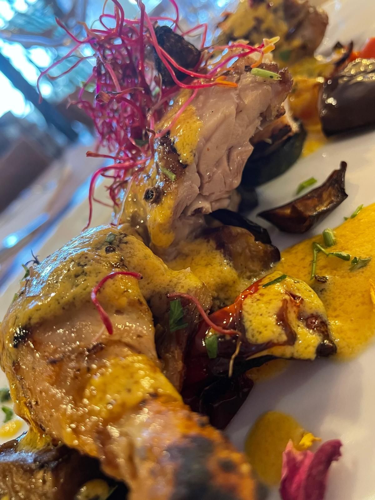 Un primo piano di un piatto di cibo con carne e verdure su un tavolo.